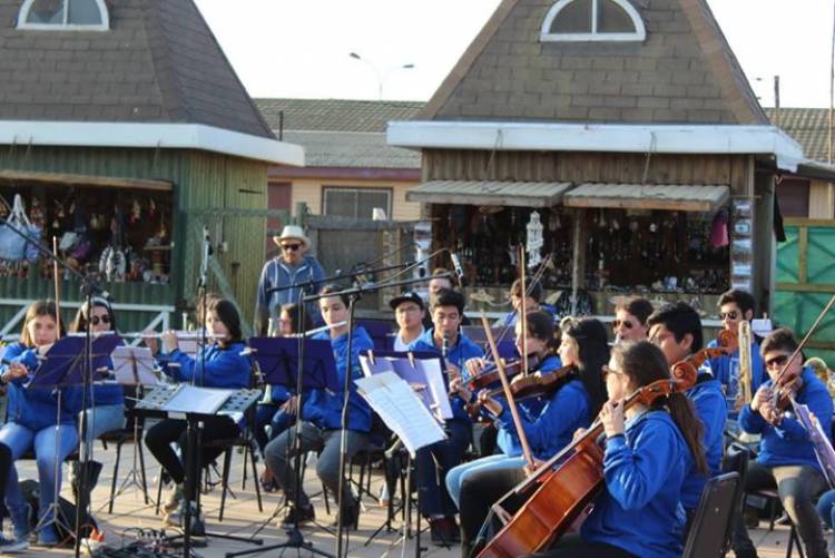 Orquesta Sinfónica Municipal “Margot Loyola Palacios” se presentó en el balneario de Pichilemu