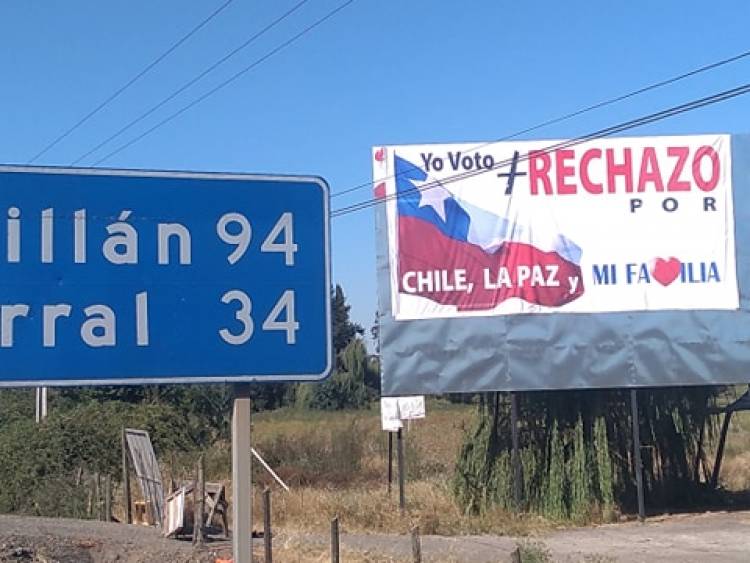 Polémica por “carteles” que llaman a rechazar una nueva Constitución Política