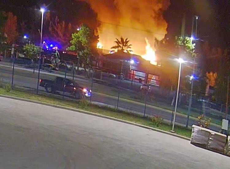 Indagan intencionalidad en incendio que afectó a discoteca Club Madero de Linares
