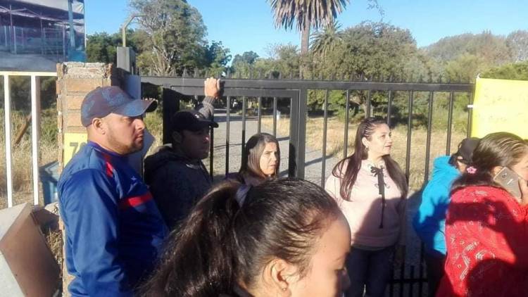 Apoderados de “La Sexta” en Longaví se toman colegio por falta de agua