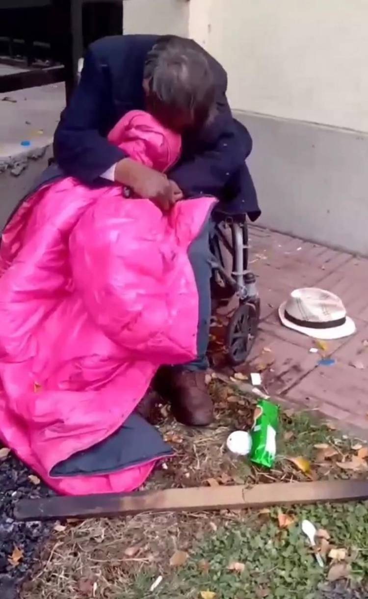 Impacto por condición de salud de abuelito en situación de calle frente al hospital de Linares