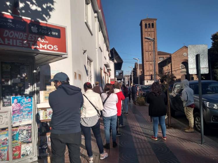 Desenfrenó, largas filas en bancos y movimiento normal en medio del Covid-19