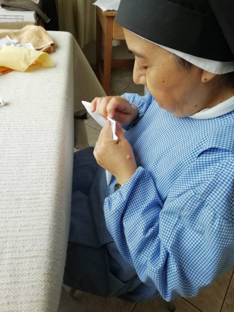 Religiosas de monasterio fabrican mascarillas