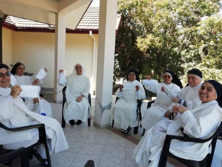 Religiosas de monasterio fabrican mascarillas