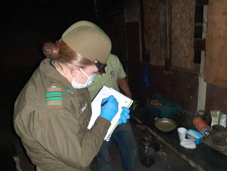 Carabineros y jóvenes entregan pan y café a personas en situación de calle en Cauquenes