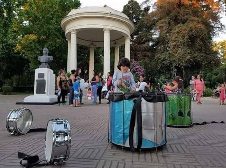 Roban implementación a la “Som Da Festa Batucada” desde el anfiteatro de la Alameda de Linares