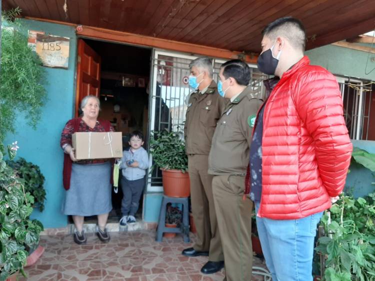 Carabineros entrega cajas solidarias a vecinos de Linares
