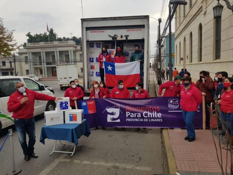 Covid-19: Enfermero crítica a autoridades por no cumplir distanciamiento físico en entrega de canastas familiares en Linares