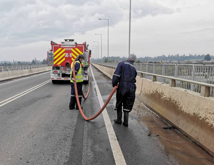 Municipalidad de Colbún y Bomberos limpian puente sobre el río Maule