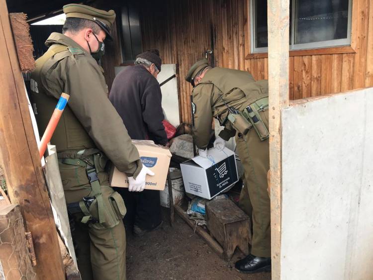 Carabineros entregan cajas solidarias en sector Huerta de Maule y ropa en hogar de niñas en Linares