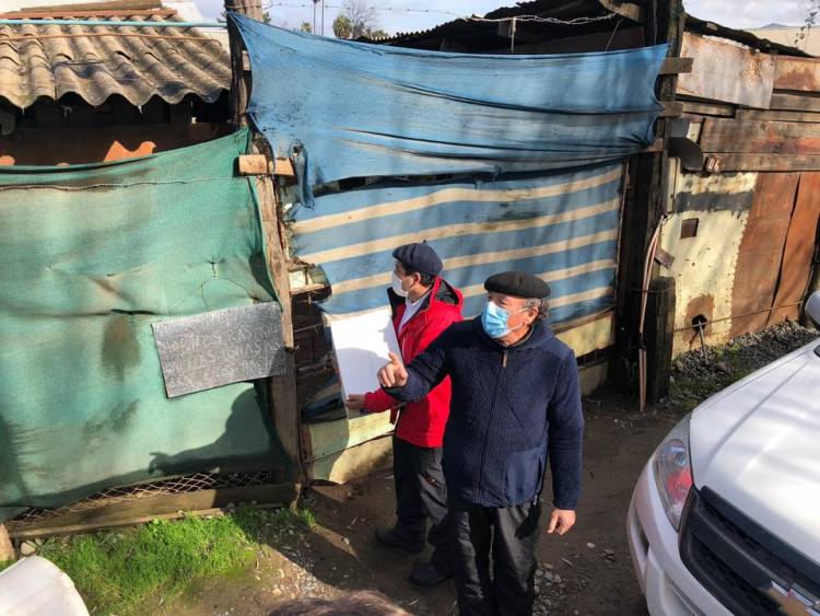    En medio de las críticas de concejales municipio se desplegó entregando cajas de alimentos en “Los Maitenes” y sector “Agua Fría”