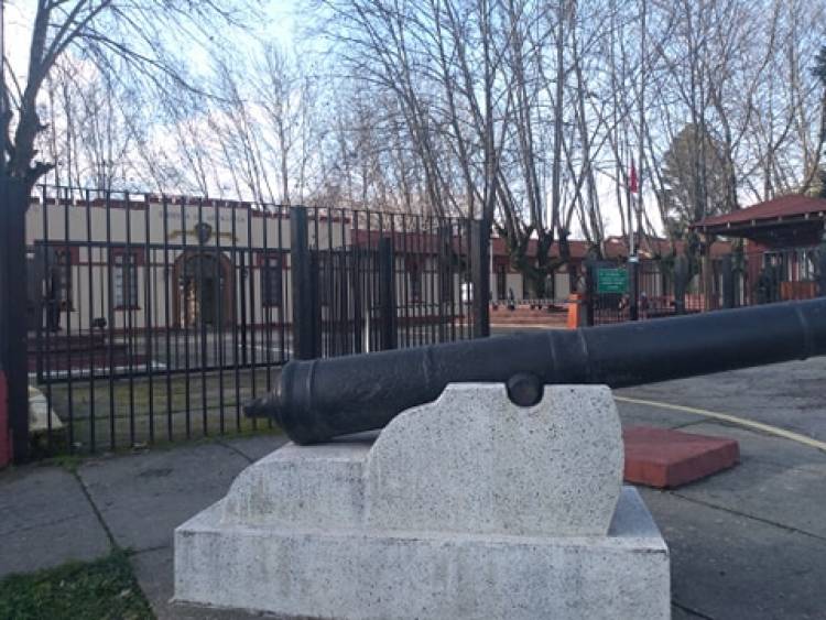 Ejército confirma que oficiales y cabos dragoneantes participan de clases presenciales en la Escuela de Artillería de Linares