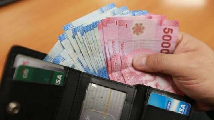 Carabinero de franco encuentra billetera con medio millón de pesos y la devuelve a su dueña
