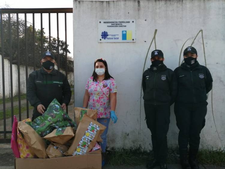 Funcionarios del Centro Cumplimiento Penitenciario de Linares donaron  regalos a la Residencia Familiar “San Benito”