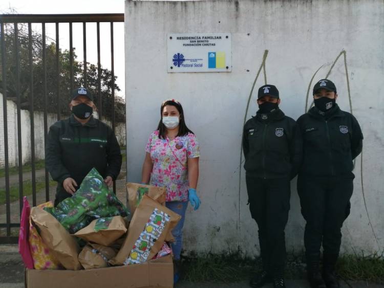 Funcionarios del Centro Cumplimiento Penitenciario de Linares donaron regalos a la Residencia Familiar “San Benito”