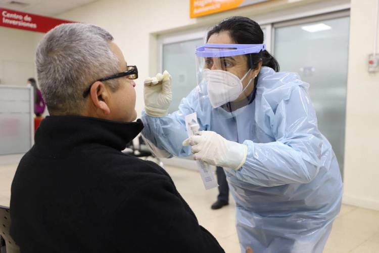 Municipalidad de Parral entregó “Bono Covid-19” a funcionarios de salud