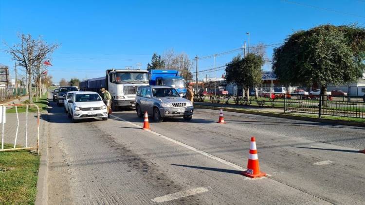 Carabineros detecta a menor de edad en porta maletas de auto en barrera de control en Linares