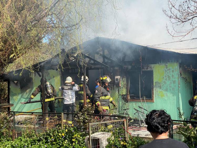 Dos adultos y una menor resultan damnificados tras violento incendio en Linares
