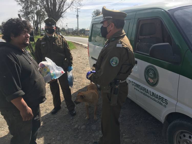  Carabineros entrega kits de alimento a personas en situación de calle en Linares