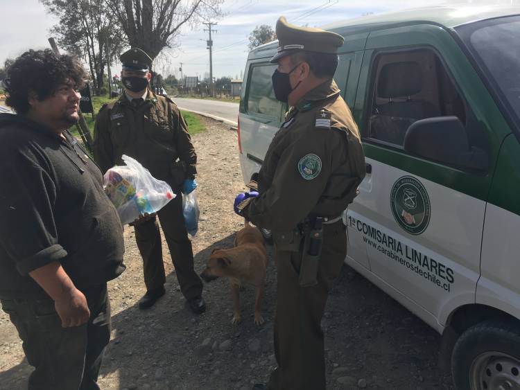 Carabineros entrega kits de alimento a personas en situación de calle en Linares