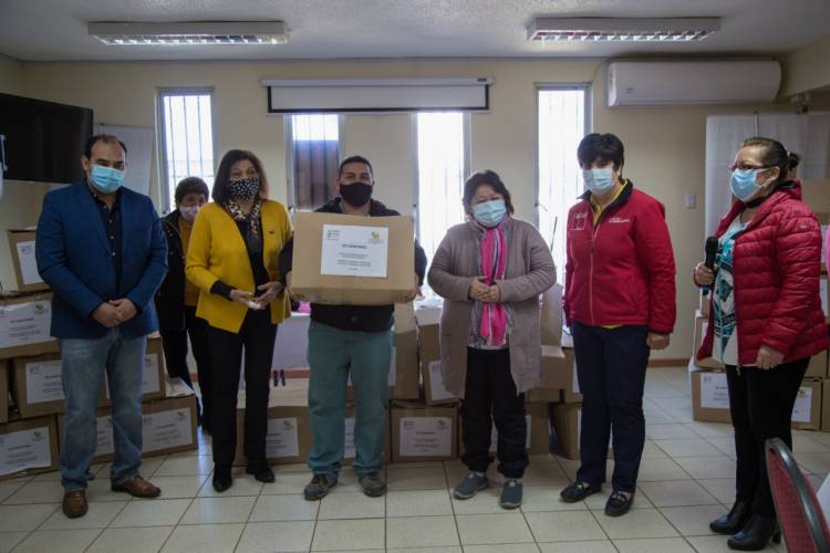 Gobierno entrega kits sanitarios para adultos mayores postrados y sus cuidadores 