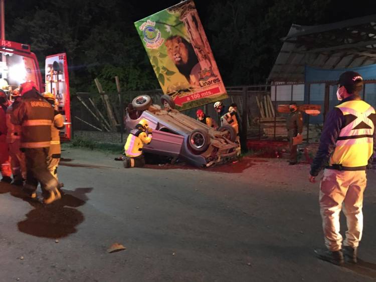 Volcamiento y colisión urbana en el inicio del fin de semana largo en Linares