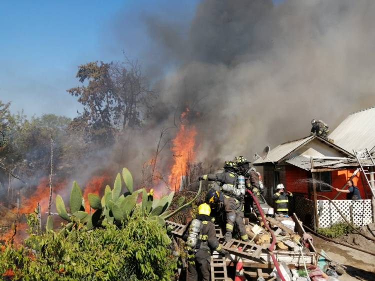 Ocho damnificados deja incendio en sector oriente de Linares