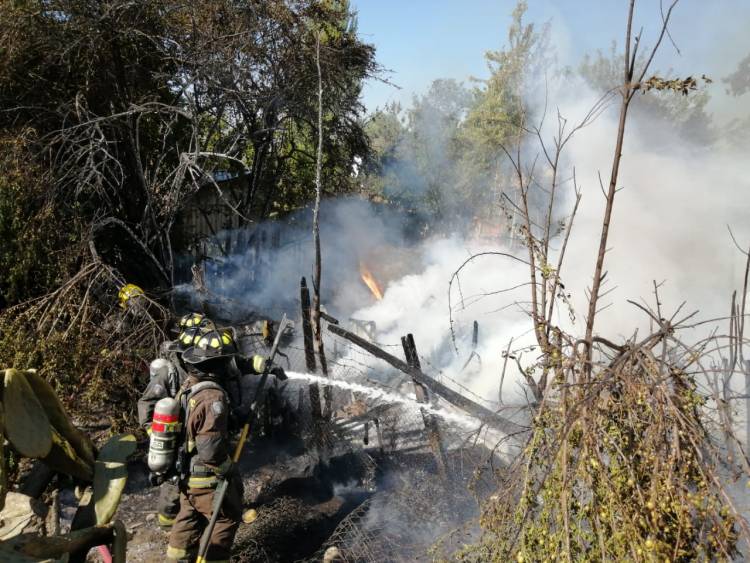 Ocho damnificados deja incendio en sector oriente de Linares