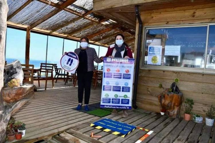 Campaña "Pelluhue te cuida" entrega elementos sanitarios al comercio para prevenir el Covid-19