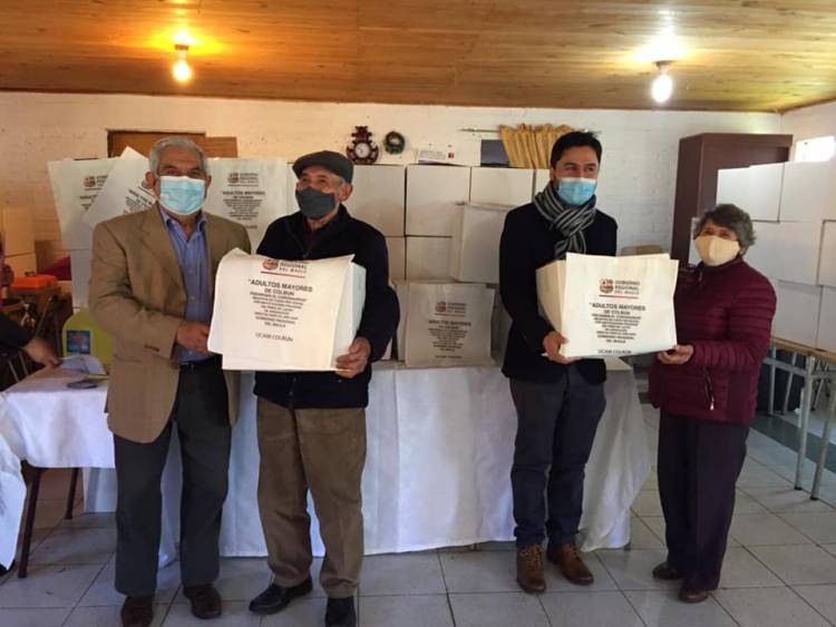 Entregan kits sanitarios a adultos mayores de Colbún