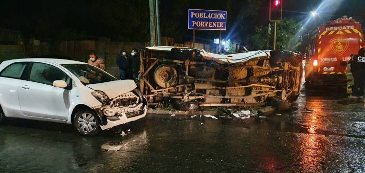 Un lesionado deja nuevo accidente urbano en Linares y motorista fallece en Villa Alegre