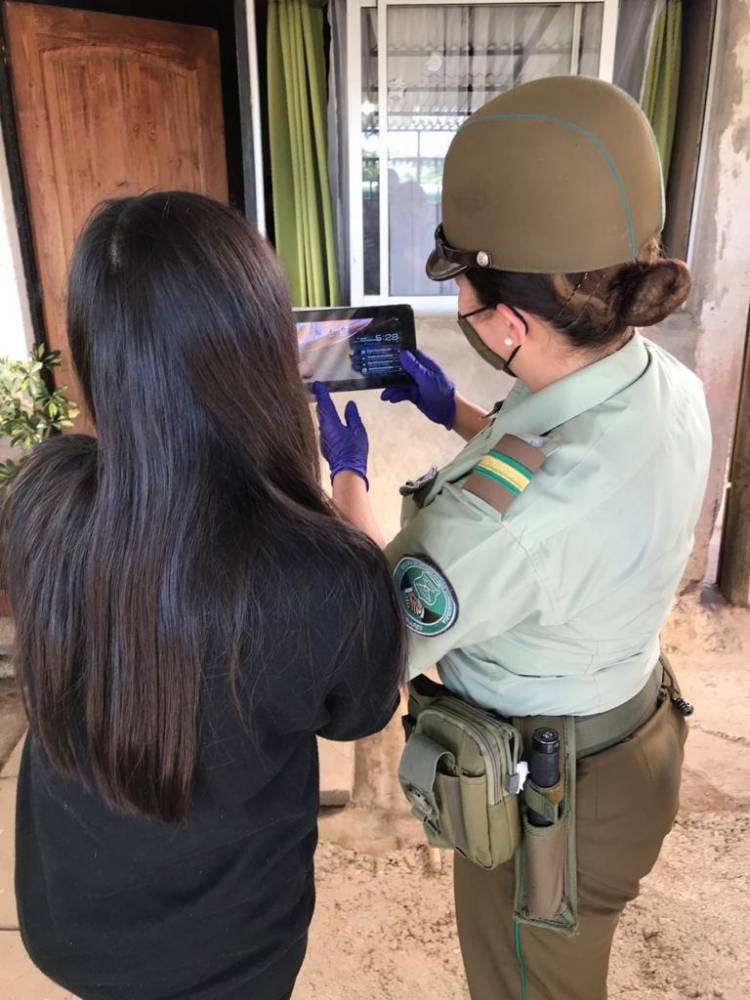 Carabineros entrega tablet a niña para que pueda estudiar durante la pandemia