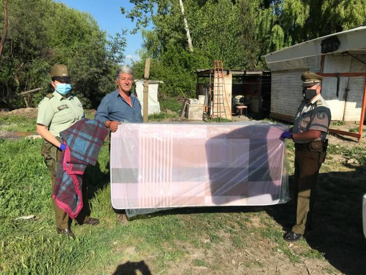 Carabineros entrega colchones y kits sanitarios en Linares y San Javier