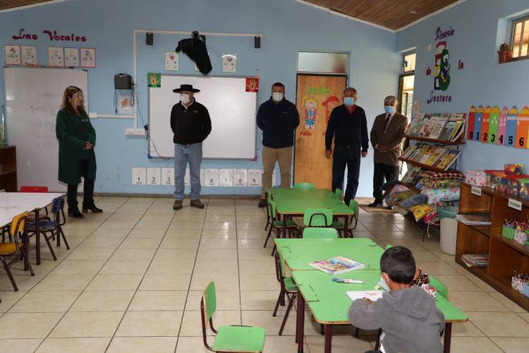 Longaví:  10 escuelas retomaron las clases presenciales con dos alumnos por sala