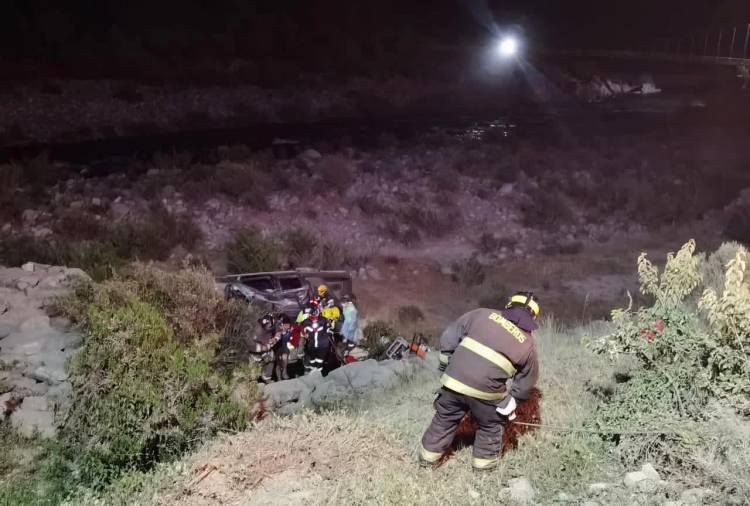 Cuatro lesionados deja desbarrancamiento de camioneta en “Vega de Salas”