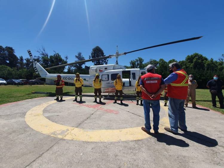 Inicia operaciones el primer helicóptero para combatir incendios esta temporada en el Maule