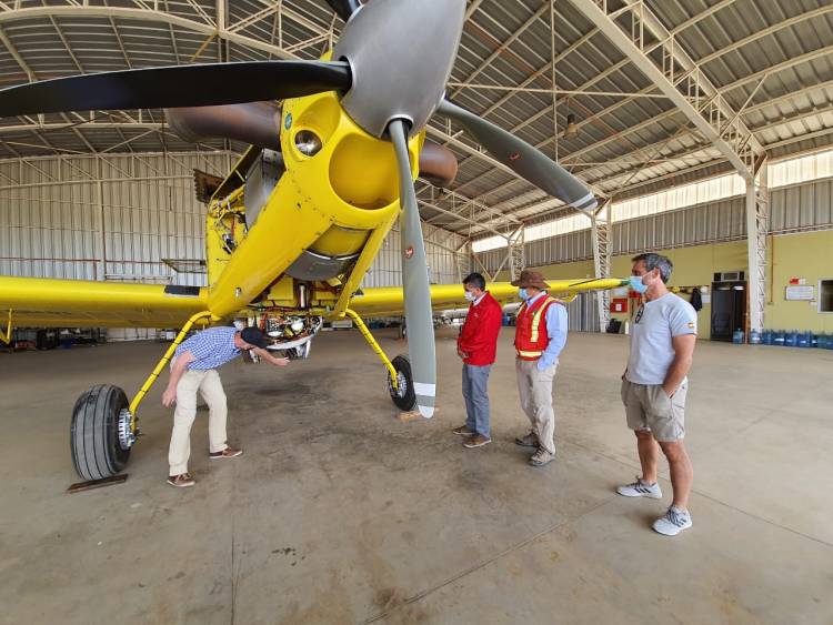 Autoridades visitaron a pilotos de aviones de combate de incendios en el Maule