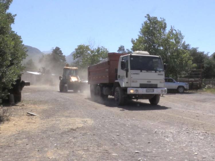 Mejoran caminos en sector Pehuenche de la comuna de Colbún