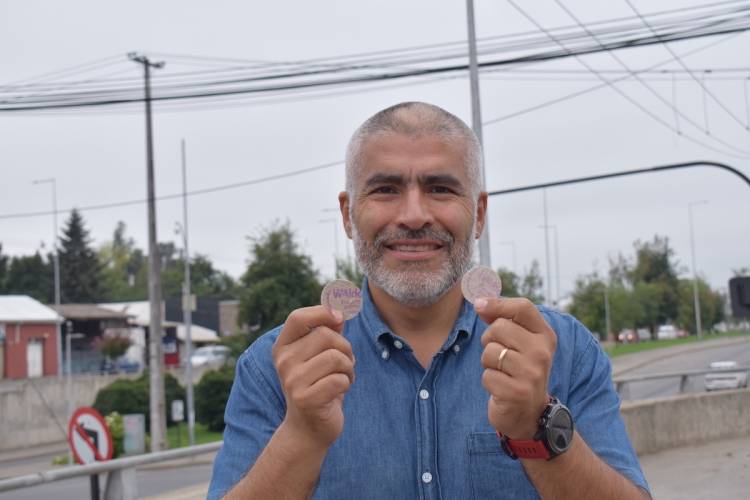 Waldo Alfaro apuesta por el cuidado del medio ambiente y entrega publicidad de su campaña en papel germinable