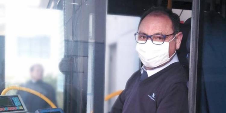 Expertos plantean que en Chile no sería adecuado levantar obligación de uso de mascarillas para vacunados como se hizo en EE. UU.