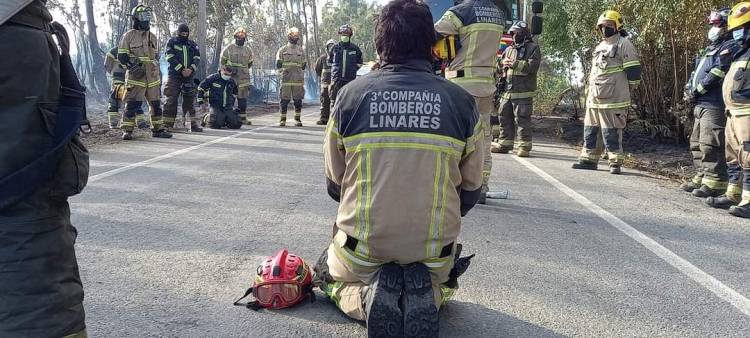 Bomberos se unen en oración y piden por voluntario internado grave por Covid-19 en el hospital de Linares