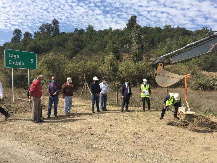 Comenzó el asfalto del sector “Borde Lago” en la comuna de Colbún