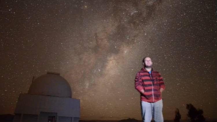 Astrónomo de la UdeC dictó charla sobre el cosmos a estudiantes del Instituto Comercial