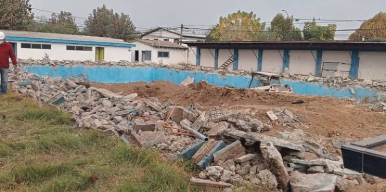 Nostalgia provoca el fin de la piscina del Instituto Linares