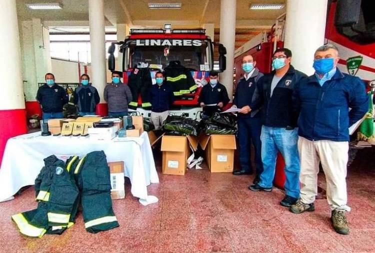 Platas de parquímetros permiten compra de radios y equipos de protección para bomberos de Linares