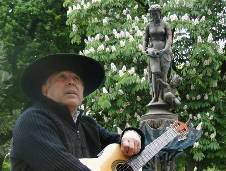 Este lunes son funerales de cantor popular y folklorista René Valenzuela