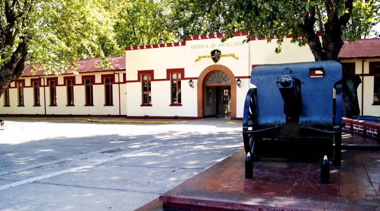 Escuela de Artillería cumple hoy día 100 años en Linares