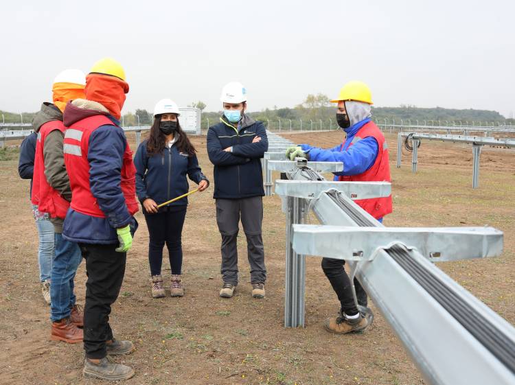 Mujeres lideran ejecución de proyecto de energía solar en la comuna de Colbún