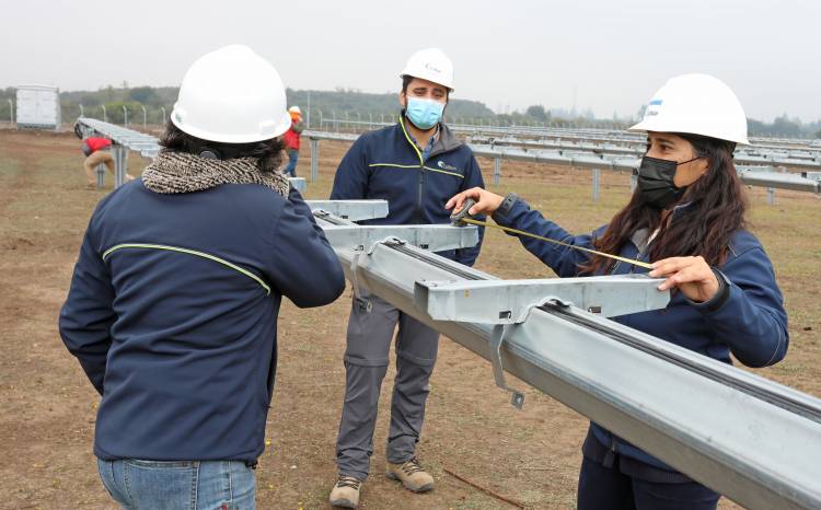 Mujeres lideran ejecución de proyecto de energía solar en la comuna de Colbún